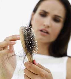 Chute de cheveux saisonnière : comment l'éviter ?